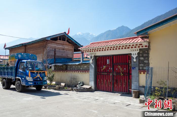 圖為林芝下察隅鎮(zhèn)布巴村村民家門口停放著貨運(yùn)車輛?！〗w波 攝