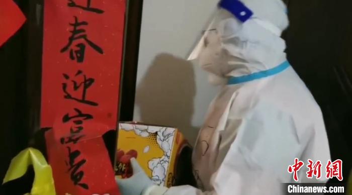 為封閉在家居民送快遞?！¤F西區(qū)委宣傳部 攝