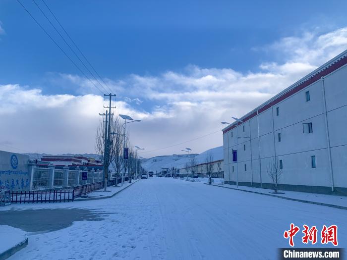 圖為西藏札達(dá)縣街道被積雪覆蓋?！?qiáng)久 攝