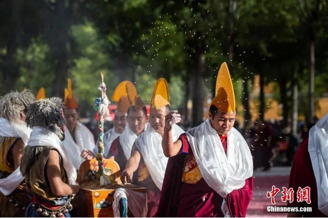 資料圖：扎什倫布寺跳神活動結束后，僧眾依次拋撒“切瑪”盒中的青稞祈福。<a target='_blank' ><p  align=