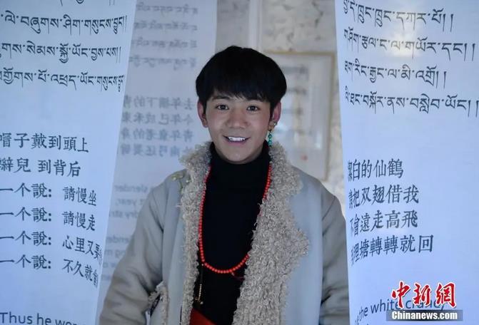 圖為丁真在理塘勒通古鎮(zhèn)倉央嘉措微型博物館里留影。<a target='_blank' ><p  align=