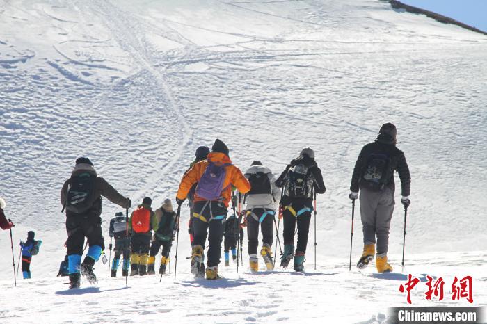 圖為2019年，普通民眾在洛堆峰體驗登雪山活動。資料圖 趙朗 攝