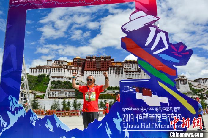 資料圖為2019年8月18日，拉薩舉行半程馬拉松賽?！〗w波 攝