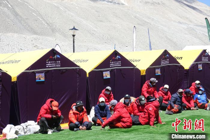 5月9日，登山隊(duì)員在珠峰北坡登山大本營(yíng)歇息?！∪轿木?攝