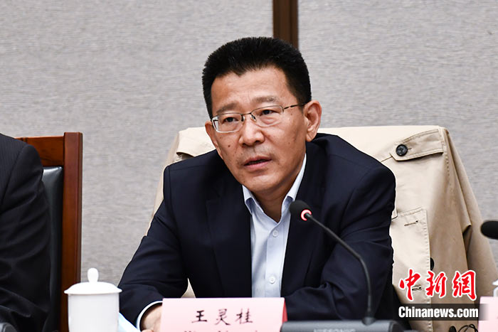 5月16日，由中國社會科學(xué)院西藏智庫、中國社會科學(xué)院民族學(xué)與人類學(xué)研究所主辦的第五屆西藏智庫國際論壇在北京舉行。中國社會科學(xué)院副院長王靈桂在致辭中表示，今年是西藏和平解放70周年，西藏人民團(tuán)結(jié)奮斗，把貧窮落后的舊西藏建設(shè)成經(jīng)濟(jì)發(fā)展、文化繁榮、社會進(jìn)步、環(huán)境良好、生活幸福的社會主義新西藏，西藏歷史上第一次徹底消滅了絕對貧困，同全國人民一起，西藏各族人民已經(jīng)走進(jìn)全面建成小康社會的新時代，進(jìn)入歷史發(fā)展的新坐標(biāo)。 <a target='_blank' ><p  align=