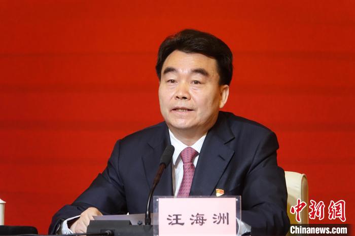 汪海洲在發(fā)布會(huì)上介紹西藏自治區(qū)黨史學(xué)習(xí)教育開(kāi)展情況。　冉文娟 攝