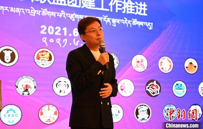 圖為中國(guó)舞蹈家協(xié)會(huì)街舞委員會(huì)常務(wù)副主任、秘書(shū)長(zhǎng)夏銳致辭?！≮w朗 攝