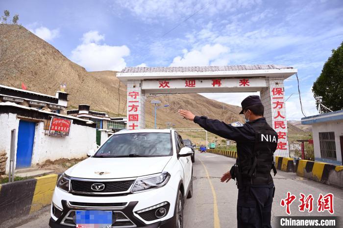 圖為移民管理警察示意司機停車接受檢查?！≮w朗 攝