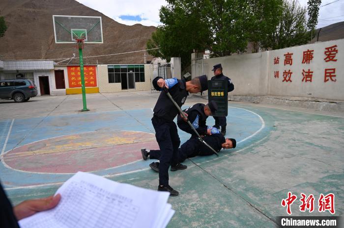 圖為移民管理警察進行警務技能考核?！≮w朗 攝