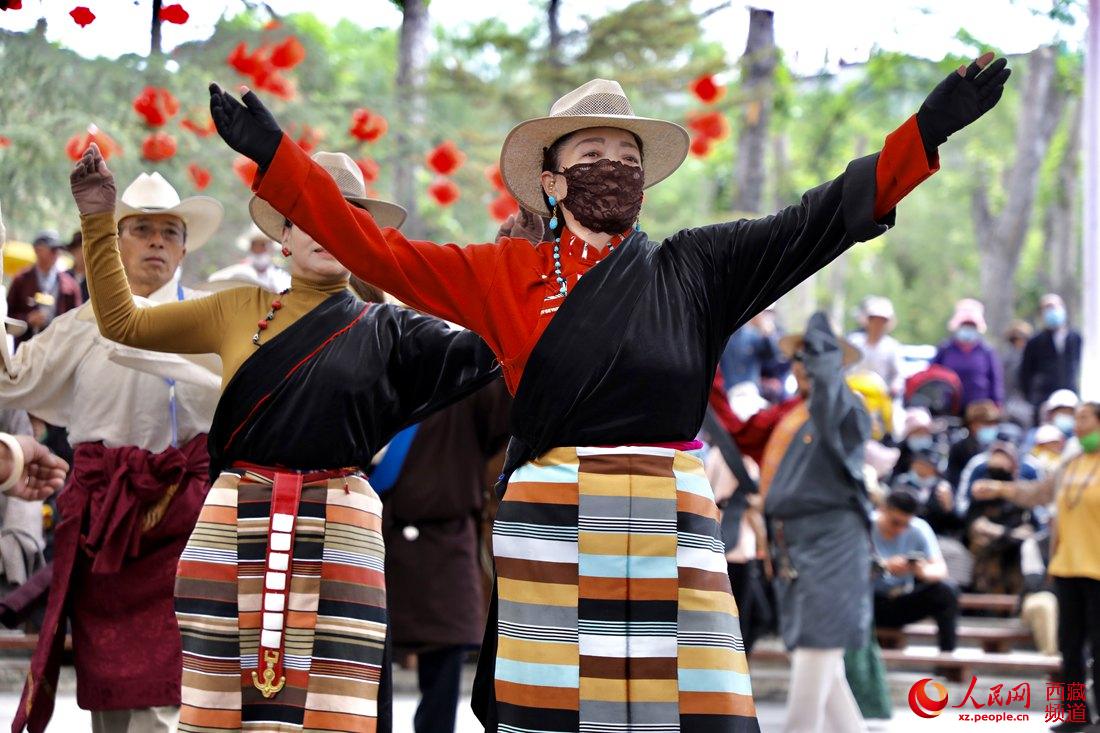 拉薩市民在宗角祿康公園跳鍋莊舞。人民網(wǎng) 次仁羅布攝