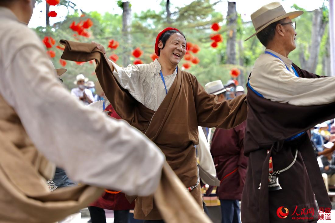 拉薩市民在宗角祿康公園跳鍋莊舞。人民網(wǎng) 次仁羅布攝