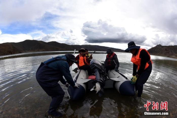 圖為科考隊員準(zhǔn)備乘快艇前往浪錯湖中心開展科考作業(yè)。 <a target='_blank' ><p  align=