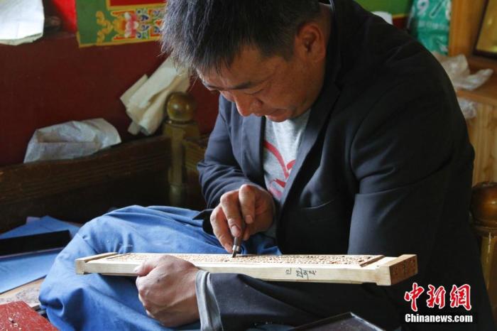 圖為7月14日，普松雕刻技藝傳承人嘎瑪曲扎正在家中進(jìn)行創(chuàng)作。 <a target='_blank' ><p  align=