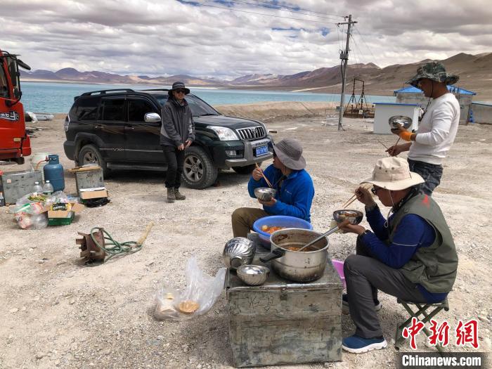 在“世界屋脊”上作業(yè)，中國(guó)科考隊(duì)員衣、食、住、行有何特色？