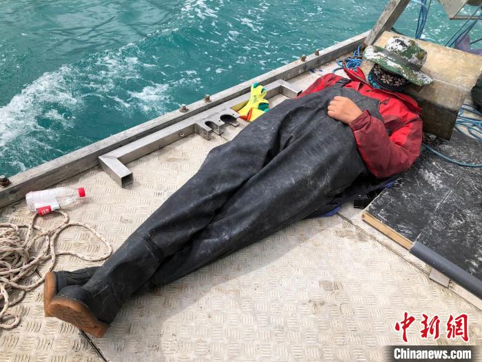 科考隊(duì)員在高原湖泊的鉆探平臺(tái)上累了臨時(shí)就地休息?！?lt;a target='_blank' ><p  align=
