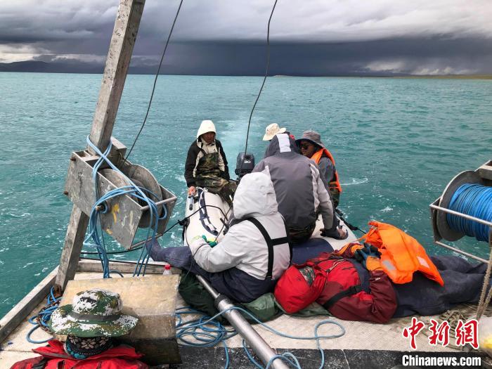 科考隊(duì)員在高原湖泊的鉆探平臺(tái)上累了臨時(shí)就地休息?！?lt;a target='_blank' ><p  align=