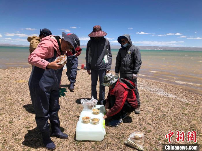 科考隊(duì)員在高原湖泊岸邊進(jìn)餐?！?lt;a target='_blank' ><p  align=