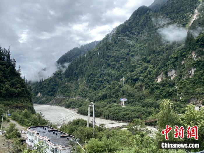 險山急流中的兩座橋。彭寧鈴 攝