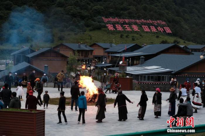 圖為8月5日，玉麥鄉(xiāng)民眾在鄉(xiāng)里跳鍋莊舞，從前的“三人鄉(xiāng)”熱鬧起來(lái)了。 <a target='_blank' ></p><p  align=
