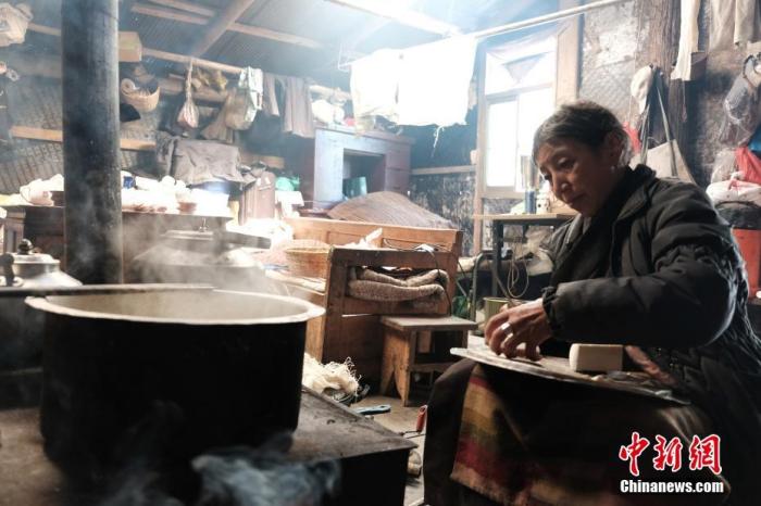 圖為8月6日，60歲的卓嘎在玉麥鄉(xiāng)牧場(chǎng)放牧點(diǎn)制作奶渣。 <a target='_blank' ></p><p  align=
