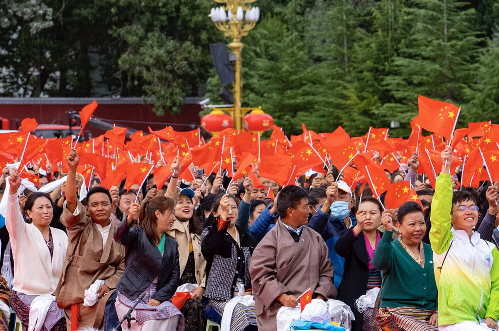 8月19日10時(shí)，慶祝西藏和平解放70周年大會在拉薩市布達(dá)拉宮廣場隆重舉行。徐馭堯 攝
