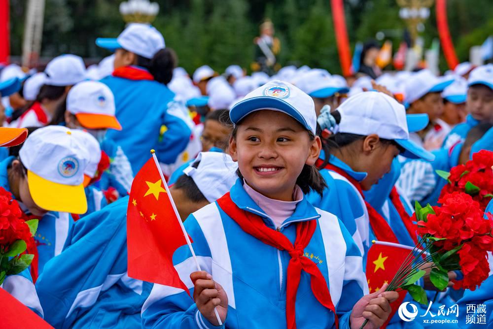 8月19日10時(shí)，慶祝西藏和平解放70周年大會在拉薩市布達(dá)拉宮廣場隆重舉行。徐馭堯 攝