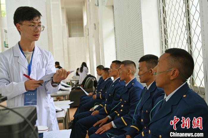 圖為研究團(tuán)隊(duì)成員登記消防員信息?！≮w朗 攝