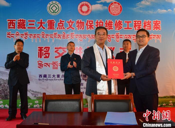 圖為西藏三大重點(diǎn)文物保護(hù)維修工程檔案移交進(jìn)館儀式現(xiàn)場(chǎng)?！∝暩聛硭?攝