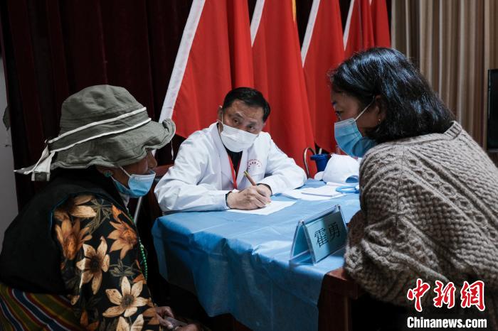 北京大學(xué)第一醫(yī)院教授、主任醫(yī)師霍勇在義診現(xiàn)場接診。　江飛波 攝