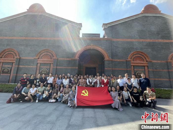 參觀中共一大、二大會址，學員們回顧了中國共產(chǎn)黨百年大黨的革命歷程。　華東師大供圖