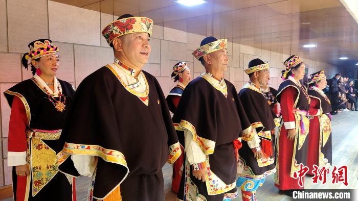圖為西藏老年舞蹈隊(duì)在后臺(tái)準(zhǔn)備上場(chǎng)?！∝暽＠?攝