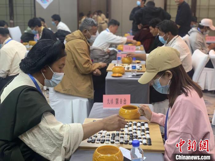 圖為參賽選手正在進行藏棋對弈?！≈x牧 攝