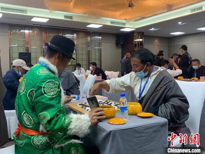 圖為參賽選手正在進行藏棋對弈。　謝牧 攝