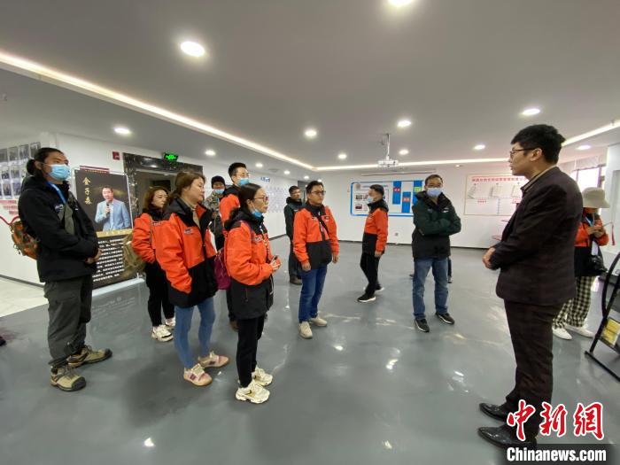 圖為2021瀾湄萬里行中外媒體在昌都新區(qū)采訪?！±罱瓕?攝