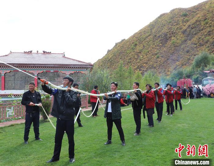 圖為護林員體驗架設(shè)水泵。　昌都市森林消防支隊 供圖