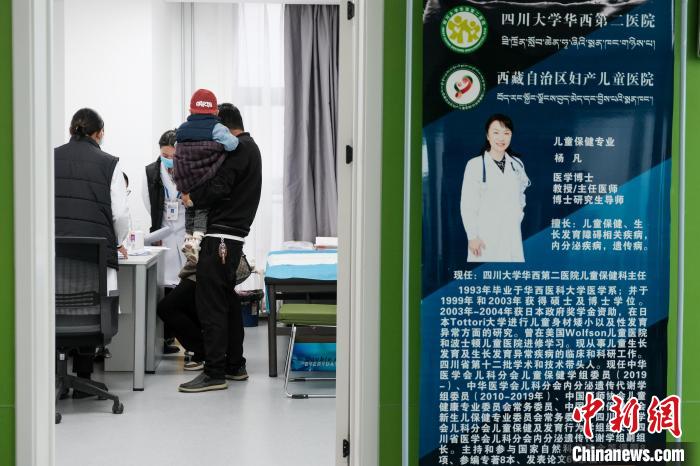 圖為四川大學(xué)華西第二醫(yī)院專家接診?！〗w波 攝
