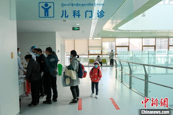 圖為兒科義診接診現(xiàn)場?！〗w波 攝