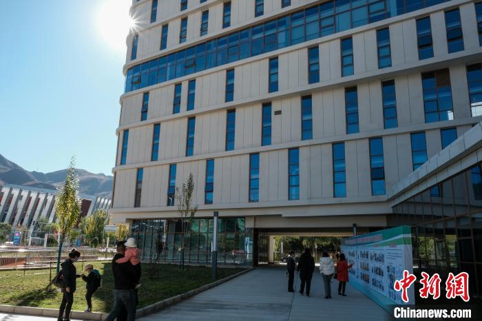 因疫情防控需要，此次義診活動進(jìn)行了人數(shù)限定。圖為西藏民眾帶著孩子到醫(yī)院就診?！〗w波 攝