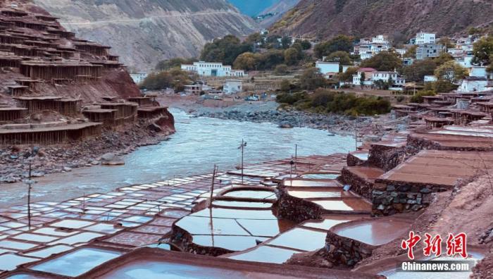 資料圖為芒康千年古鹽田。 <a target='_blank' ><p  align=