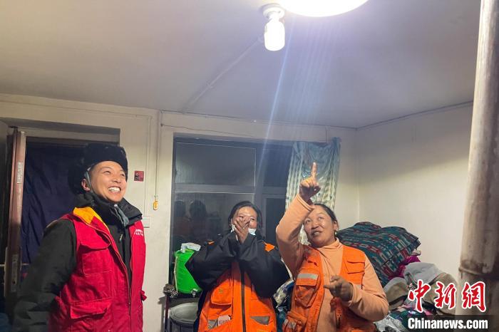 青藏公路109道班接入大網(wǎng)電。　 閆昱翰 　攝