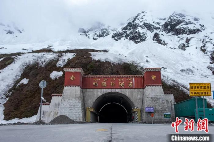 墨脫公路控制性工程——嘎隆拉隧道。上方為嘎隆拉雪山，曾是進(jìn)入墨脫最大的“攔路虎”。