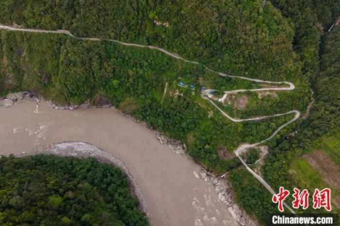 雅魯藏布江一側(cè)的墨脫公路。