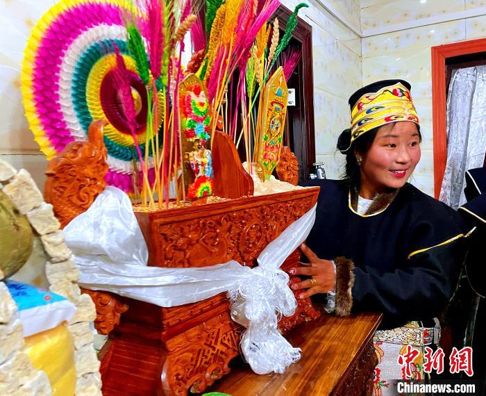 圖為藏族姑娘端著吉祥切瑪?！∪轿木?攝