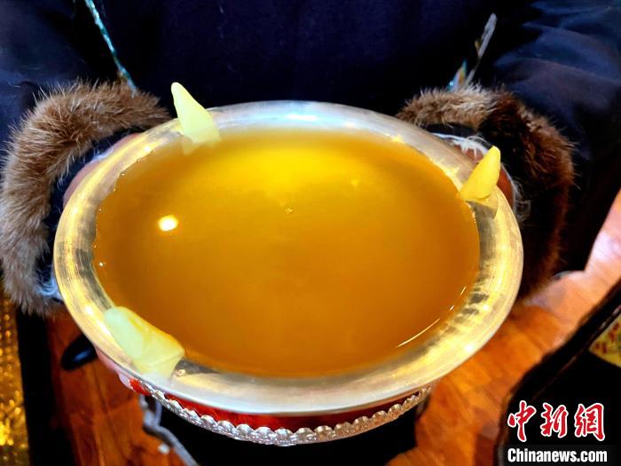 圖為青稞酒?！∪轿木?攝
