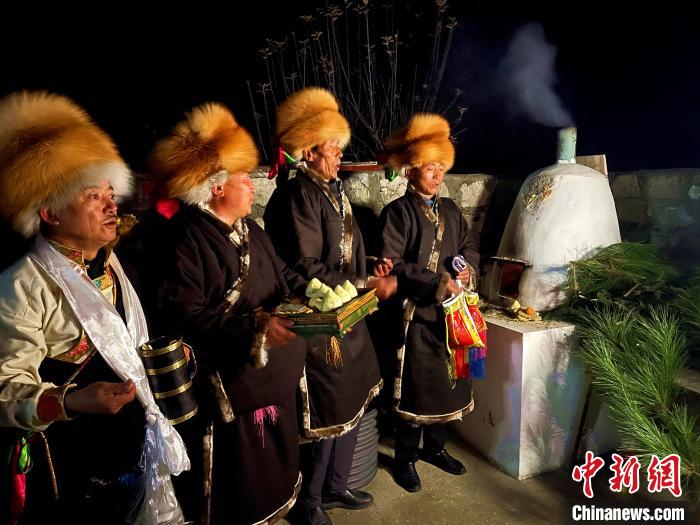 圖為除夕之夜進(jìn)行的驅(qū)鬼儀式。　冉文娟 攝
