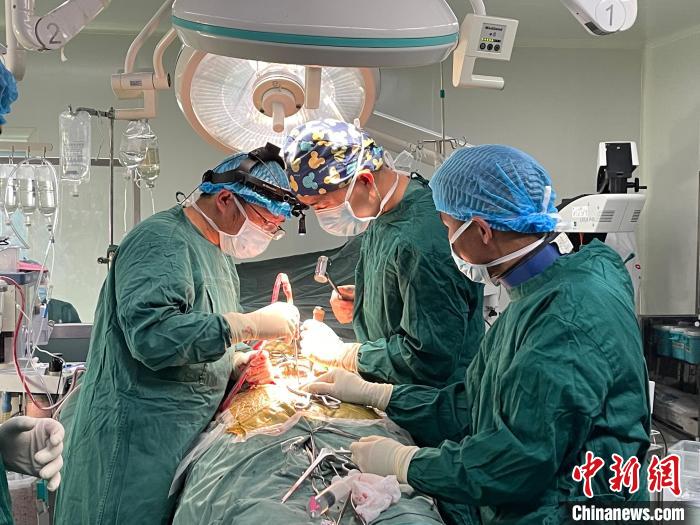 圖為在北京援藏醫(yī)療隊(duì)專(zhuān)家指導(dǎo)下，多項(xiàng)新技術(shù)使用到脊柱疾病的手術(shù)中。(資料圖) 拉薩市人民醫(yī)院脊柱外科供圖