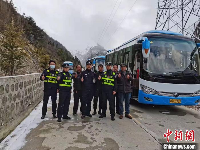 救援成功后，司機們與邊境派出所民警合影?！±罱ǚ?攝