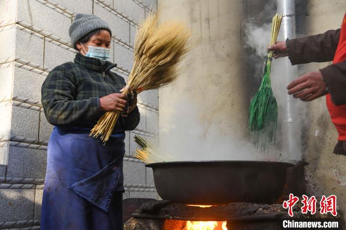 圖為拉薩手藝人制作年貨“羅薩梅朵”?！∝暩聛硭?攝