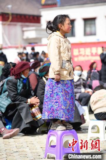 圖為觀看節(jié)目的小女孩?！∝暩聛?lái)松 攝
