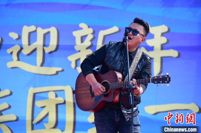 圖為文藝匯演現(xiàn)場(chǎng)?！∝暩聛?lái)松 攝